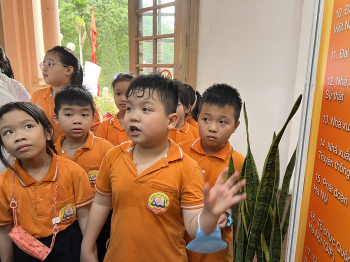 Học sinh trường Tiểu học Tô Hoàng tham quan các gian trưng bày sách