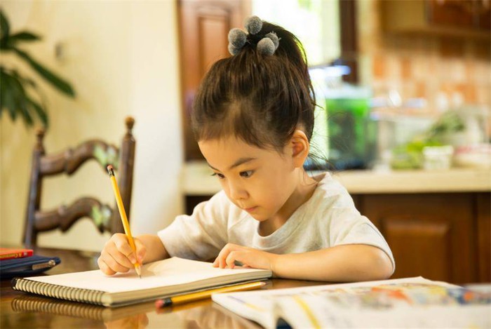 Xem TV và chơi điện thoại không chớp mắt, tại sao bạn không thể đọc một cuốn sách 20 phút? Câu trả lời hé lộ bí quyết giúp con bạn thành "học bá" - Ảnh 1.