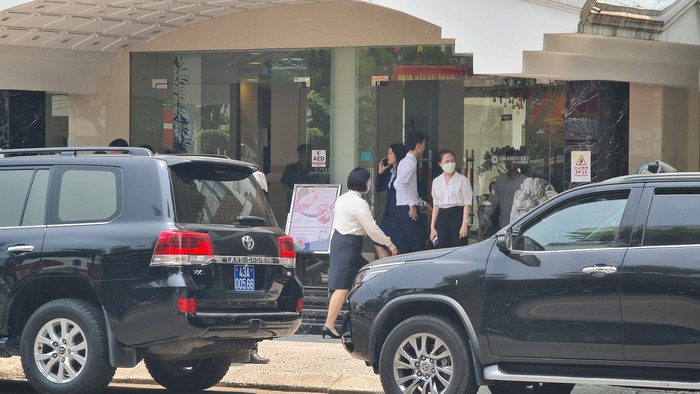 Thanh niên cầm vật nghi súng xông vào cướp ngân hàng giữa trung tâm Đà Nẵng - Ảnh 2.