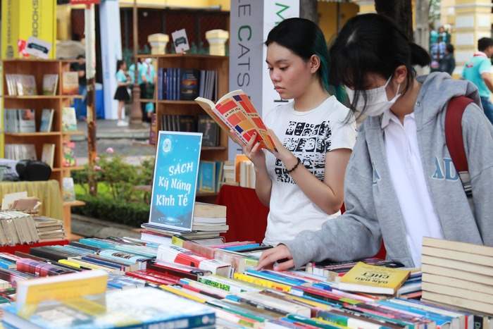 Bạn trẻ tại Hội sách chào mừng Ngày Sách và Văn hóa đọc lần thứ hai diễn ra ở TP HCM - Ảnh: Thanh Trần