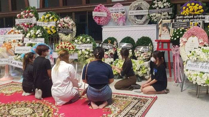 Hình ảnh trong lễ tang chính thức của nữ idol 20 tuổi gây xót xa - Ảnh 2.