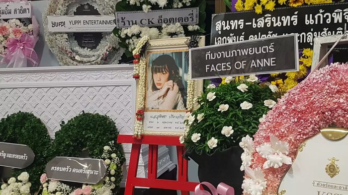 Hình ảnh trong lễ tang chính thức của nữ idol 20 tuổi gây xót xa - Ảnh 1.