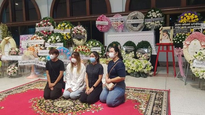 Hình ảnh trong lễ tang chính thức của nữ idol 20 tuổi gây xót xa - Ảnh 3.