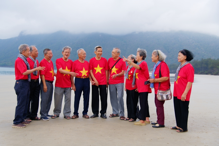 Các cựu tù vui mừng chuyện trò trong ngày hội ngộ tại Côn Đảo