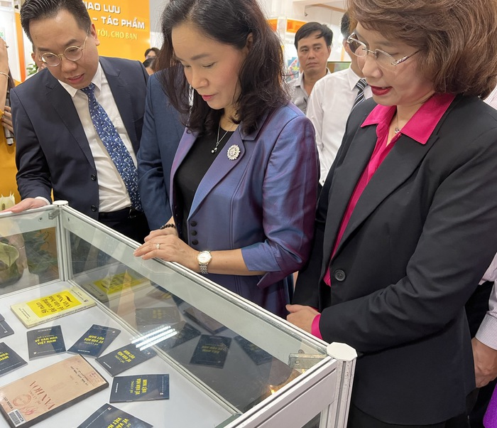 Cục trưởng Cục Xuất bản, In và Phát hành Nguyễn Nguyên (ngoài cùng bên trái) tham quan tủ trưng bày ấn phẩm Đề cương về Văn hóa Việt Nam
