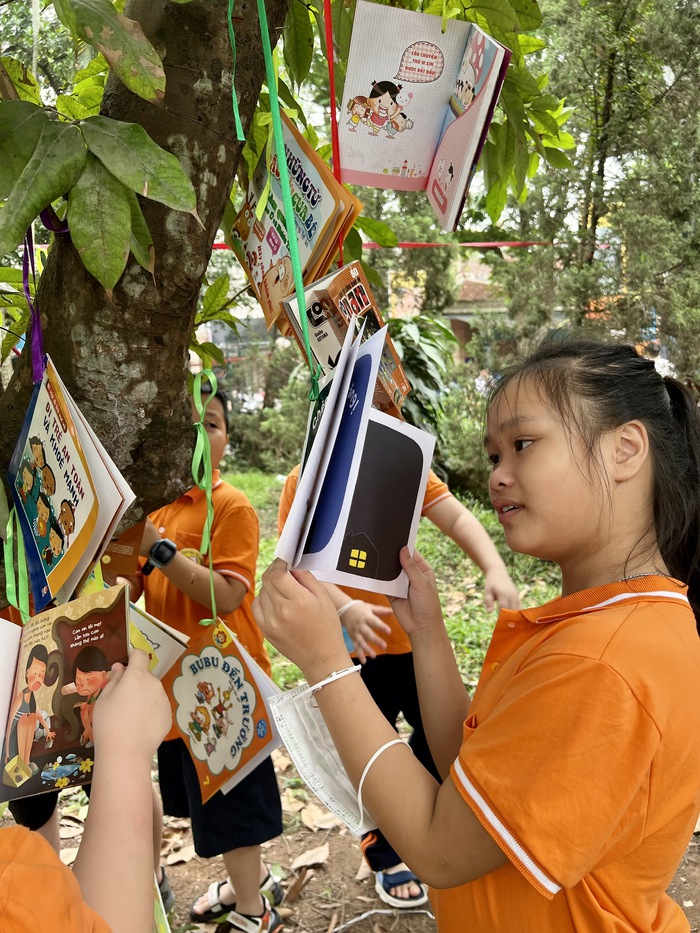 Mô hình &quot;Cây sách&quot; hấp dẫn trẻ nhỏ trong Ngày Sách và Văn hóa đọc Việt Nam tổ chức tại Thư viện Quốc gia (Hà Nội)