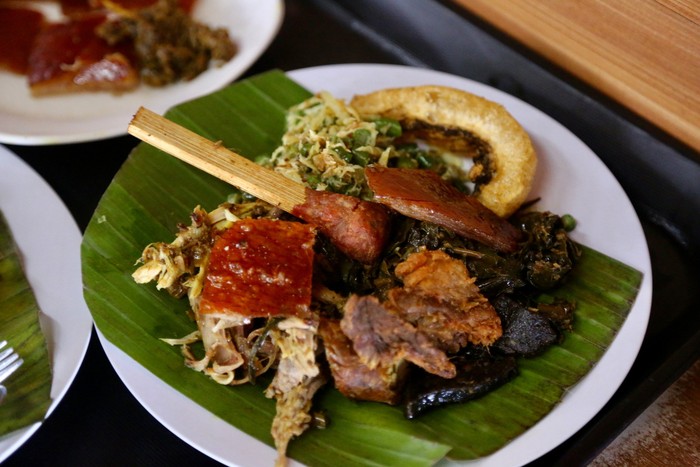 Babi guling: món ăn đặc biệt của Bali khiến vị đầu bếp huyền thoại phải thốt lên &quot;ngon nhất thế giới&quot;, tưởng lạ mà lại vô cùng quen thuộc - Ảnh 5.