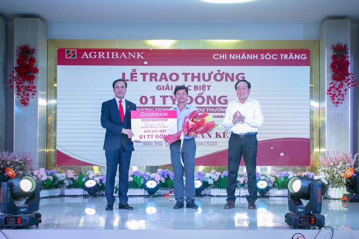 Agribank trao thưởng giải Đặc biệt 01 tỷ đồng cho khách hàng gửi tiền tại Sóc Trăng - Ảnh 2.