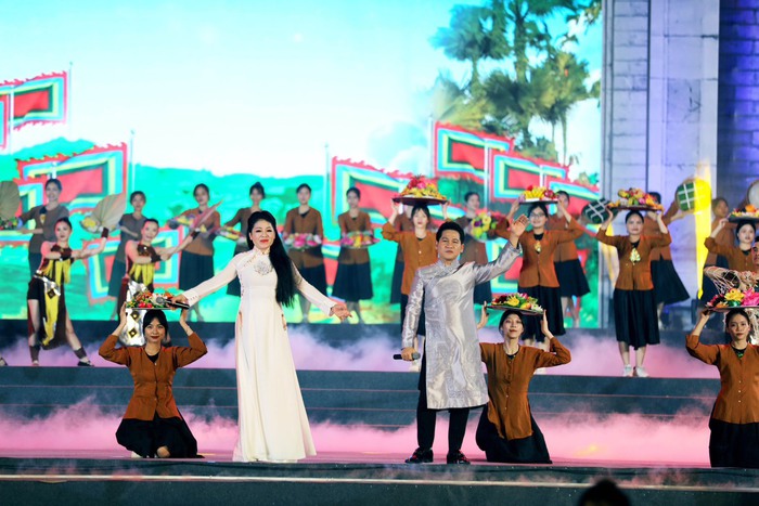 Ca sĩ Trọng Tấn - Anh Thơ biểu diễn trong chương trình