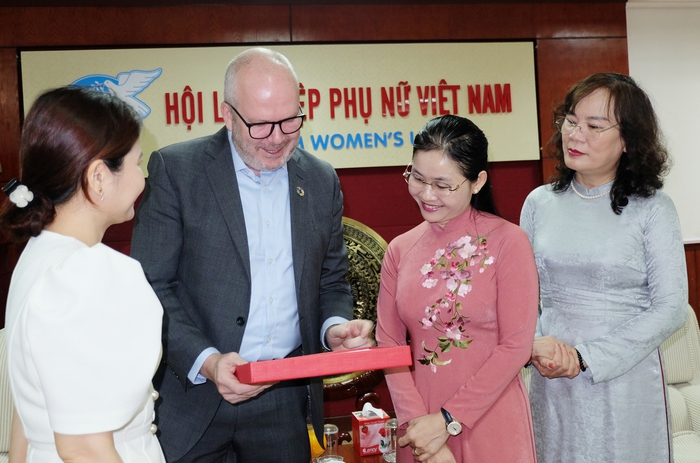 Đại diện Hội LHPN Việt Nam và Nestle