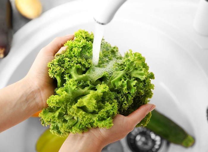 Cách rửa trái cây và rau củ sống phòng ngừa nguy cơ ngộ độc thực phẩm - Ảnh 2.