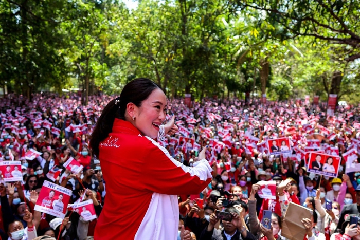 Con gái cựu Thủ tướng Thái Lan Thaksin mang bụng bầu 8 tháng đi tranh cử - Ảnh 2.