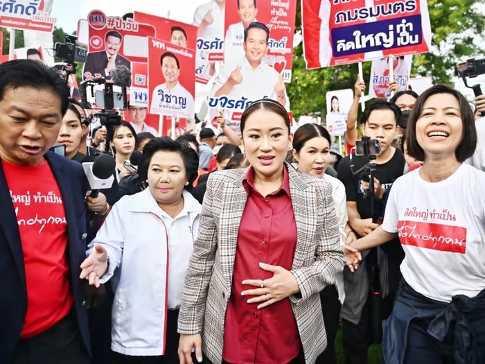 Con gái cựu Thủ tướng Thái Lan Thaksin mang bụng bầu 8 tháng đi tranh cử - Ảnh 1.
