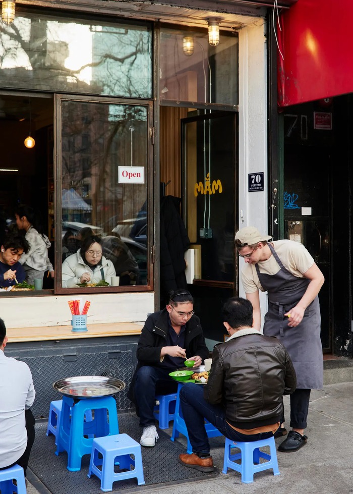 Thời báo nổi tiếng của Mỹ trầm trồ với món ăn Việt &quot;làm mưa làm gió ở New York: Gần 800.000 đồng/suất, nô nức khách đến ăn  - Ảnh 2.