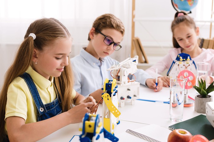 Giúp trẻ em gái khám phá các cơ hội nghề nghiệp STEM - Ảnh 1.