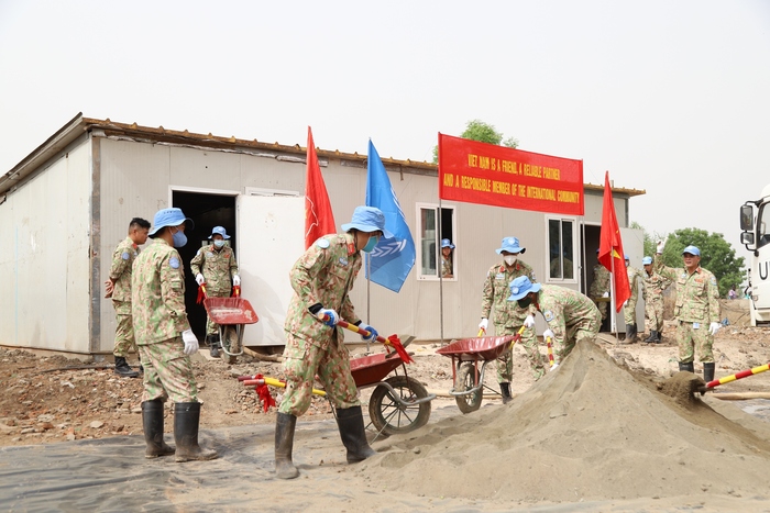 Lính “mũ nồi xanh” xây dựng lớp học tặng các cháu bé mầm non ở Abyei - Ảnh 4.