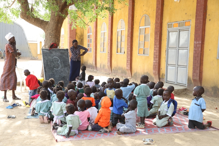 Lính “mũ nồi xanh” xây dựng lớp học tặng các cháu bé mầm non ở Abyei - Ảnh 2.