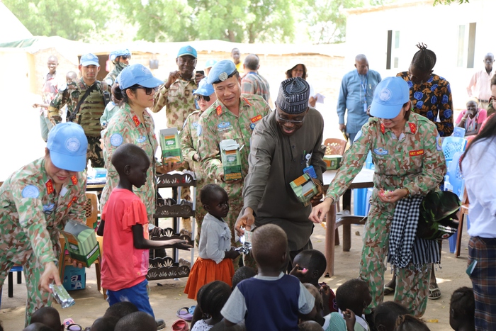 Lính “mũ nồi xanh” xây dựng lớp học tặng các cháu bé mầm non ở Abyei - Ảnh 3.