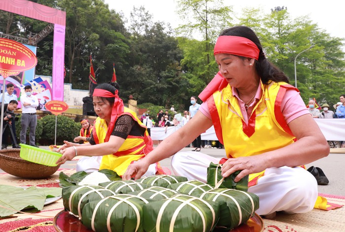 Thi gói bánh chưng tại Lễ hội Đền Hùng 2023 - Ảnh: Báo Phú Thọ