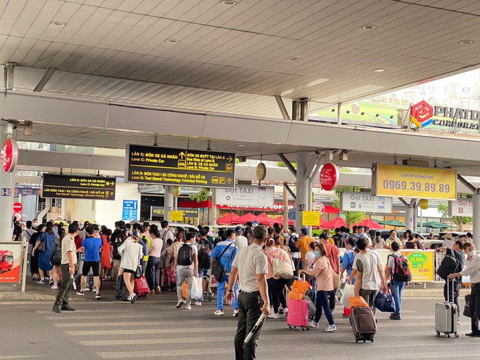 Sân bay Tân Sơn Nhất nhộn nhịp hành khách về quê và đi du lịch dịp Lễ 30/4 - Ảnh 1.