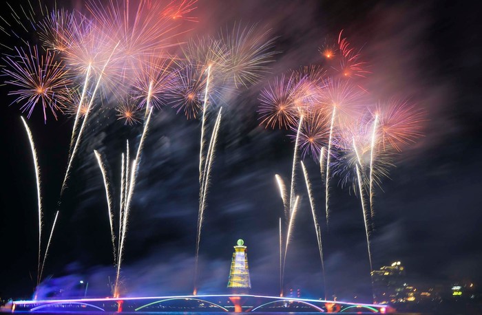 Biển người đổ về công viên Văn Lang xem pháo hoa tại lễ hội đền Hùng - Ảnh 7.