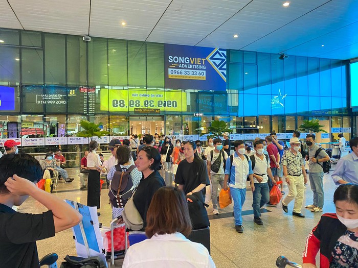 Sân bay Tân Sơn Nhất nhộn nhịp hành khách về quê và đi du lịch dịp Lễ 30/4 - Ảnh 3.