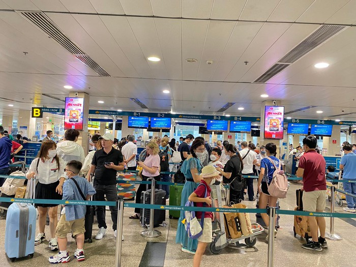 Sân bay Tân Sơn Nhất nhộn nhịp hành khách về quê và đi du lịch dịp Lễ 30/4 - Ảnh 4.