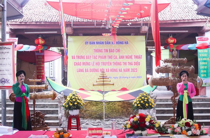 Biểu diễn văn nghệ chào mừng Lễ hội thi thả diều truyền thống Bá Dương Nội