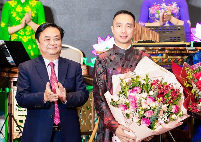 Bộ trưởng Bộ Nông nghiệp và Phát triển Nông thôn Việt Nam Lê Minh Hoan tặng hoa cho NTK Đỗ Trịnh Hoài Nam