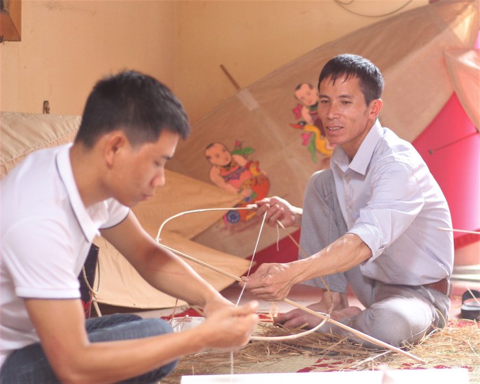 Người dân làng Bá Dương Nội làm diều