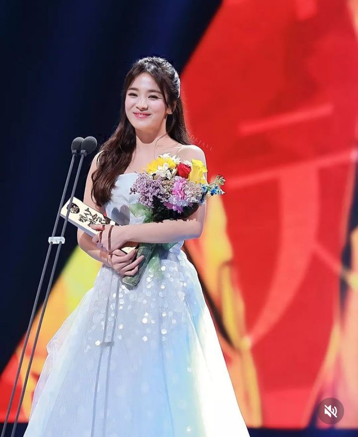 Song Hye Kyo vừa xác nhận tham gia Baeksang 2023, netizen đã chia sẻ lại những khoảnh khắc huyền thoại  - Ảnh 2.