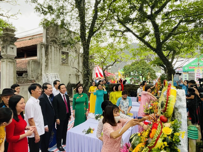 Phụ nữ Ninh Bình quảng bá du lịch qua hội thi mâm ngũ quả tiến Vua  - Ảnh 1.