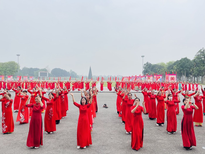 Vĩnh Phúc: 500 hội viên phụ nữ đồng diễn dân vũ mừng ngày thống nhất  - Ảnh 1.