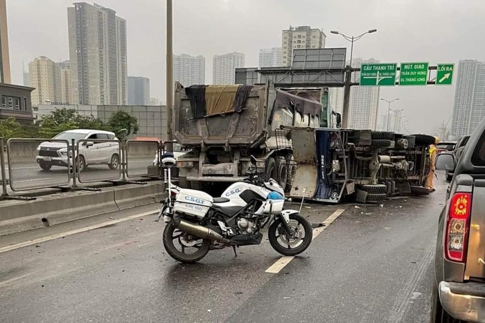 5 ô tô tông liên hoàn, đường vành đai 3 trên cao ùn tắc kéo dài - Ảnh 1.