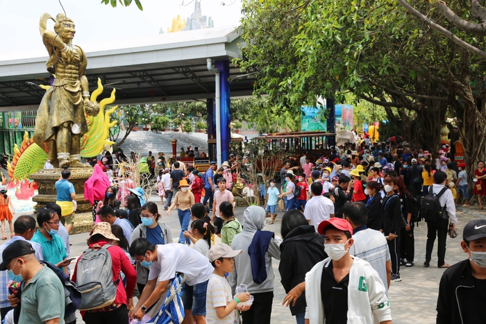 Hàng ngàn người dân đổ về Suối Tiên trong ngày Giỗ tổ Hùng Vương - Ảnh 5.