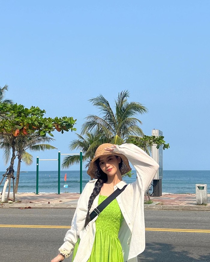 Nữ diễn viên Hàn Quốc khiến netizen thích thú khi diện áo dài “check in” ở Việt Nam - Ảnh 2.