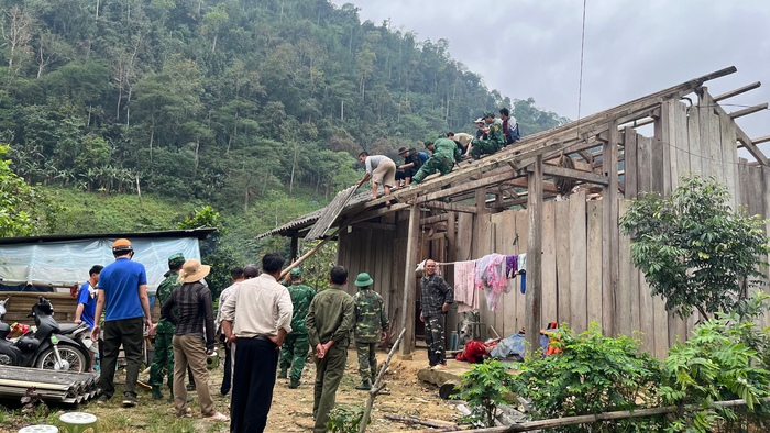 Lào Cai: Bộ đội biên phòng giúp hơn 100 hộ dân khắc phục hậu quả mưa đá - Ảnh 4.