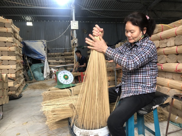 Lao động nữ ở làng nghề tăm hương Quảng Phú Cầu - Ảnh 5.