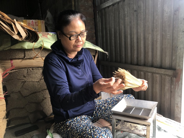 Lao động nữ ở làng nghề tăm hương Quảng Phú Cầu - Ảnh 3.