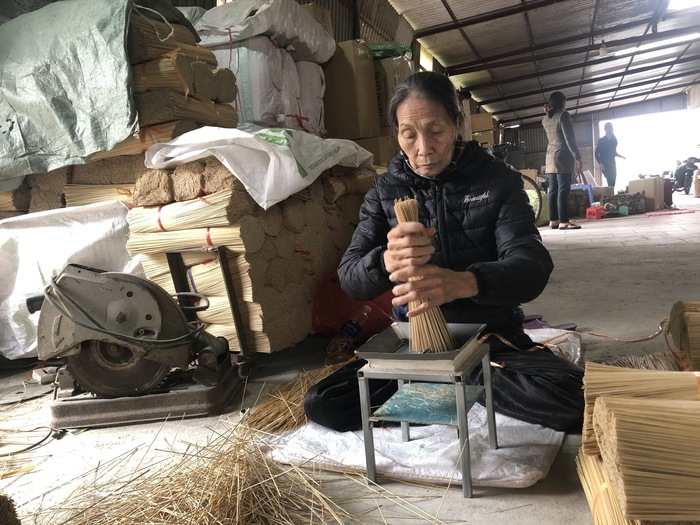 Lao động nữ ở làng nghề tăm hương Quảng Phú Cầu - Ảnh 4.