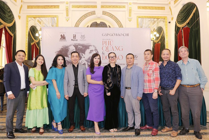 Nghệ sĩ Trinh Hương (đeo kính, đứng giữa) cùng các nghệ sĩ và ê kíp thực hiện đêm nhạc Phú Quang - Đỗ Bảo