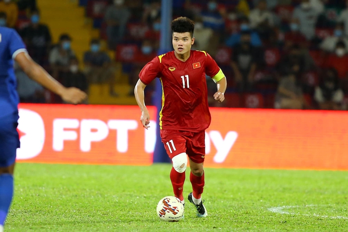 Cầu thủ Nguyễn Văn Tùng xăm điều đặc biệt của bạn gái lên tay, từng đổi số áo thi đấu vì điều này - Ảnh 1.