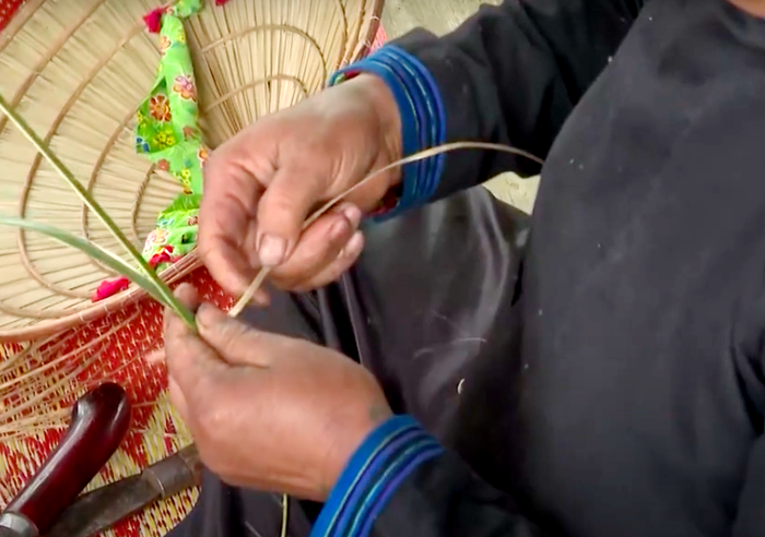 Phụ nữ dân tộc Tày phát huy sản phẩm bản địa từ nón lá cọ - Ảnh 1.