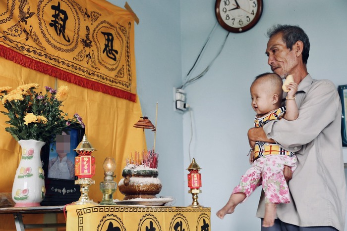 Lời khẩn cầu của ông nội xin cứu bé gái 14 tháng tuổi phải bỏ một bên mắt vì ung thư - Ảnh 1.