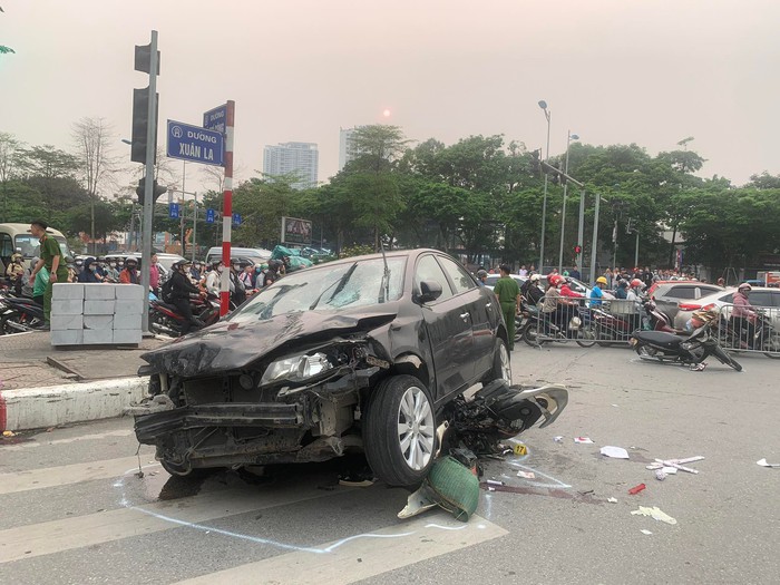 Hà Nội: Ô tô vừa đi ra từ bệnh viện, tông liên tiếp 12 xe máy - Ảnh 3.