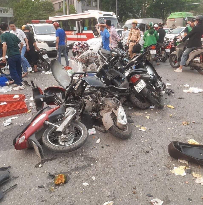 Hà Nội: Ô tô vừa đi ra từ bệnh viện, tông liên tiếp 12 xe máy - Ảnh 3.