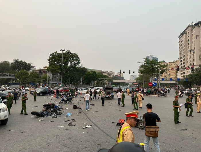 Hà Nội: Ô tô vừa đi ra từ bệnh viện, tông liên tiếp 12 xe máy - Ảnh 4.