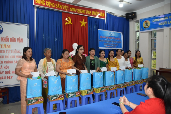 Tặng quà cán bộ, hội viên phụ nữ Khmer dịp Tết cổ truyền Chol Chnam Thmay năm 2023 - Ảnh 1.
