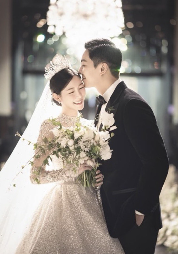 Ảnh cưới nét căng trong hôn lễ Lee Seung Gi và Lee Da In được công bố, mẹ và chị cô dâu lộ diện - Ảnh 2.