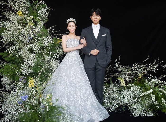 Ảnh cưới nét căng trong hôn lễ Lee Seung Gi và Lee Da In được công bố, mẹ và chị cô dâu lộ diện - Ảnh 1.
